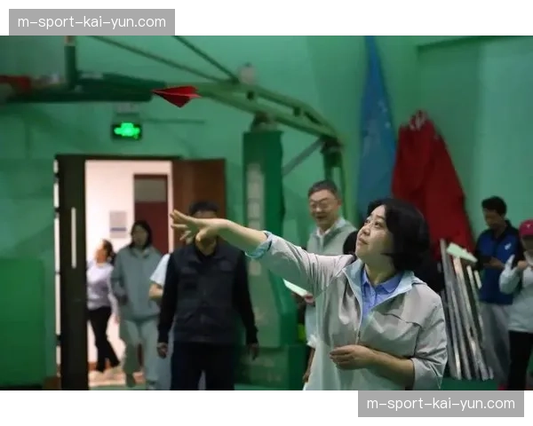 全息投影方阵在草坪上空重组数据，看台视野迎来信息叠映